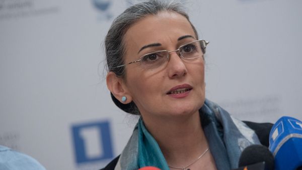 И.о. министра культуры Назени Гарибян на церемонии гашения марки к 150-летию Ованеса Туманяна (18 февраля 2019). Еревaн - Sputnik Արմենիա