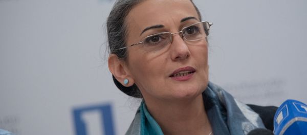 И.о. министра культуры Назени Гарибян на церемонии гашения марки к 150-летию Ованеса Туманяна (18 февраля 2019). Еревaн - Sputnik Արմենիա