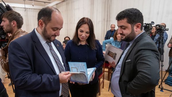 Церемония гашения марки к 150-летию Ованнеса Туманяна в музее Туманяна (18 февраля 2019). Еревaн - Sputnik Армения
