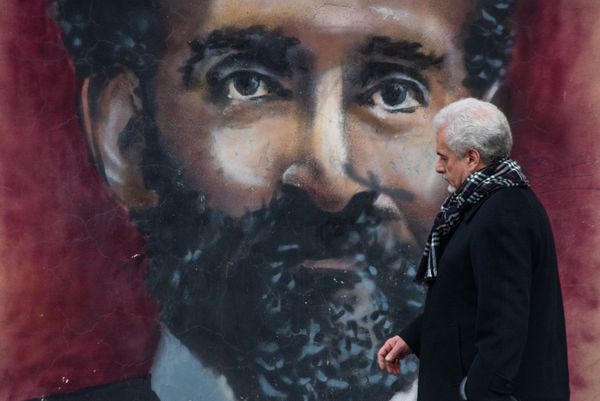 Прохожие у граффити Туманяна в Ереване - Sputnik Армения