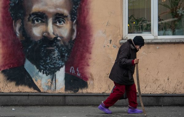 Прохожие у граффити Туманяна в Ереване - Sputnik Армения