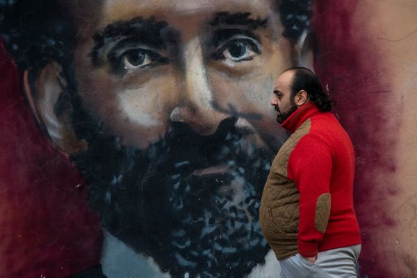 Прохожие у граффити Туманяна в Ереване - Sputnik Армения