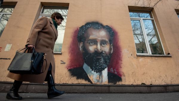 Прохожие у граффити Туманяна в Ереване - Sputnik Армения
