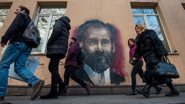 Прохожие у граффити Туманяна в Ереване - Sputnik Армения