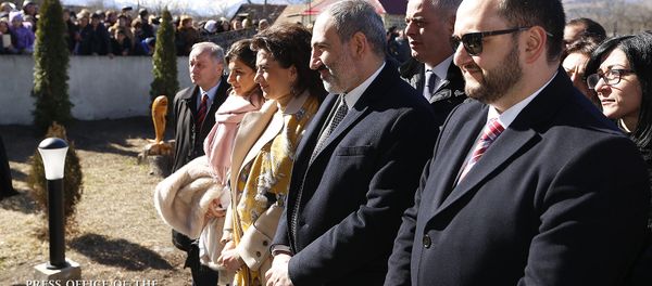 Премьер-министр Никол Пашинян с супругой и старшей дочерью посетил родное село Ованнеса Туманяна (19 февраля 2019). Дсег - Sputnik Արմենիա