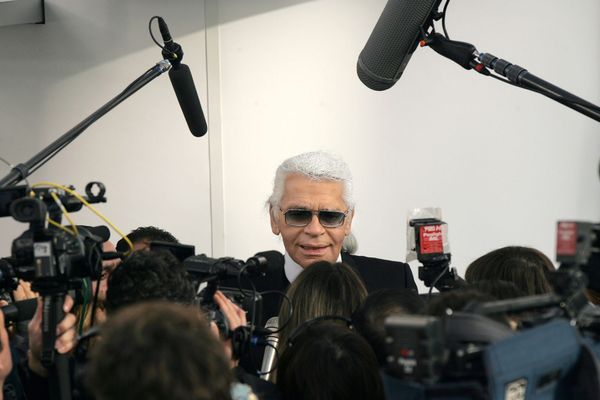 Карл Лагерфельд выступает перед журналистами в конце показа Chanel весна/лето 2006 Haute Couture (24 января 2006). Париж - Sputnik Армения