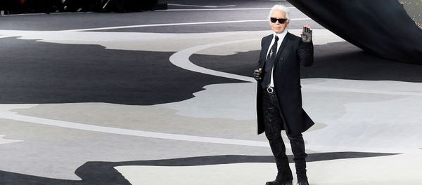 Модельер Карл Лагерфельд в конце презентации весна-лето Chanel 13-14 ready-to-wear (5 марта 2013). Париж - Sputnik Армения