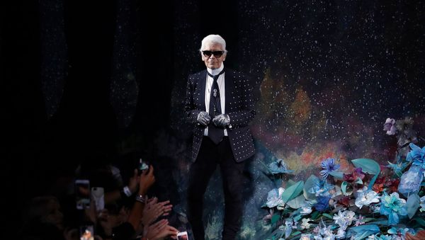 Модельер Карл Лагерфельд в конце презентации Fendi осень-зима 17-18 Haute Couture (5 июля 2017). Париж - Sputnik Армения
