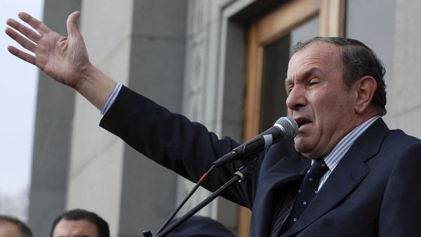 Кандидат в президенты Левон Тер-Петросян во время митинга со своими сторонниками (28 февраля 2008). Еревaн - Sputnik Армения