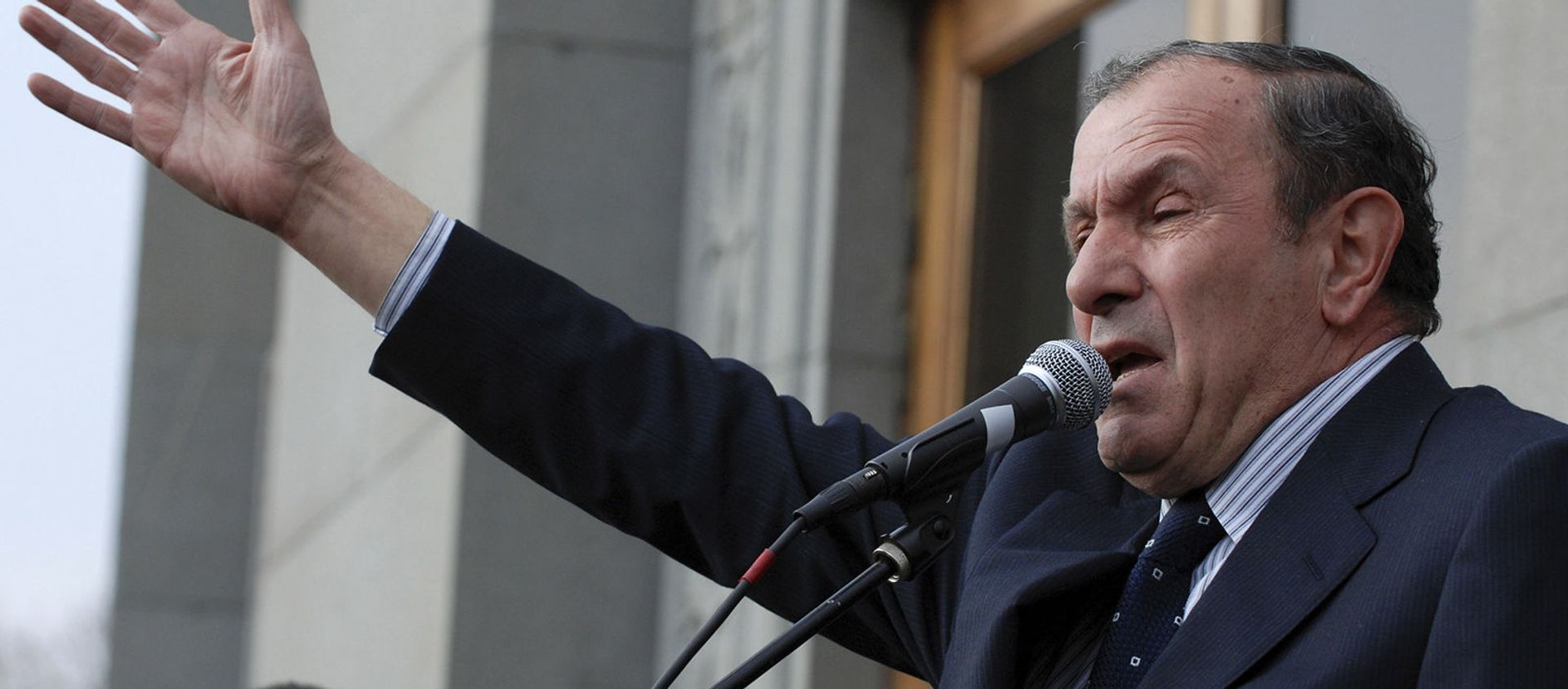 Кандидат в президенты Левон Тер-Петросян во время митинга со своими сторонниками (28 февраля 2008). Еревaн - Sputnik Արմենիա, 1920, 01.04.2021