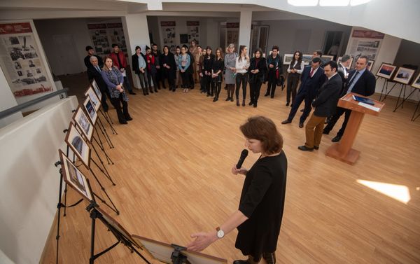 Экспозиция с фотографиями Красноярска и Красноярского края в здании филиала МГУ (20 февраля 2019). Еревaн - Sputnik Армения