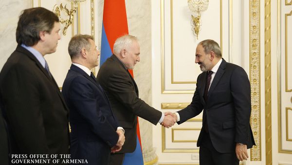 Премьер-министр Армении Никол Пашинян встретился с посредниками Минской группы ОБСЕ по Карабаху (20 февраля 2019). Еревaн - Sputnik Армения