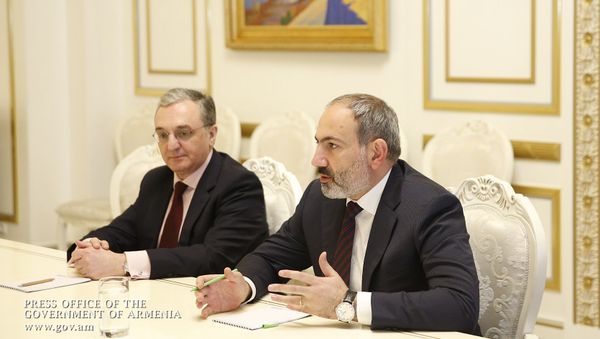 Премьер-министр Армении Никол Пашинян и глава МИД Зограб Мнацаканян во время встречи с посредниками Минской группы ОБСЕ по Карабаху (20 февраля 2019). Еревaн - Sputnik Արմենիա