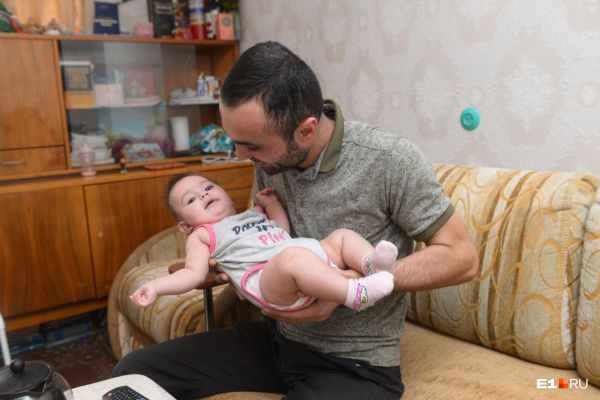 Многодетного Аветисяна, спасшего троих детей из огня в Екатеринбурге, выгоняют на улицу - Sputnik Армения
