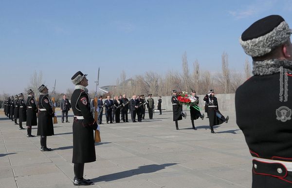 Министр обороны Грузии Леван Изория посетил Мемориальный комплекс Цицернакаберд (21 февраля 2019). Еревaн Министр обороны Грузии Леван Изория посетил Мемориальный комплекс Цицернакаберд (21 февраля 2019). Еревaн - Sputnik Армения