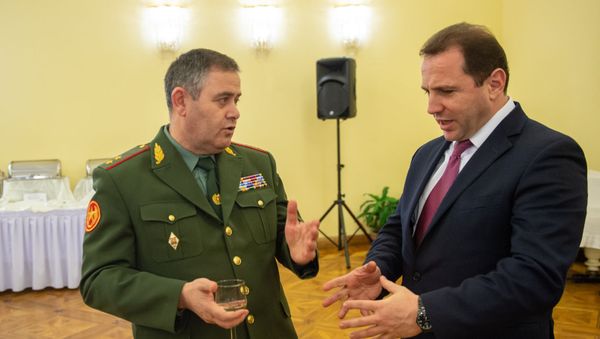 Министр обороны Армении Давид Тоноян и начальник ГШ ВС Артак Давтян на приеме в посольстве РФ в РА, приуроченном к 23 февраля (21 февраля 2019). Еревaн - Sputnik Армения