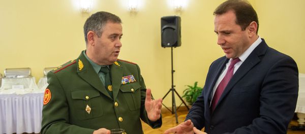 Министр обороны Армении Давид Тоноян и начальник ГШ ВС Артак Давтян на приеме в посольстве РФ в РА, приуроченном к 23 февраля (21 февраля 2019). Еревaн - Sputnik Արմենիա