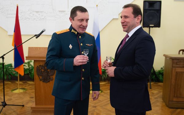 Военный атташе посольства России, полковник Андрей Грищук и министр обороны Армении Давид Тоноян во время приема в посольстве России, приуроченном к 23 февраля (21 февраля 2019). Еревaн - Sputnik Армения
