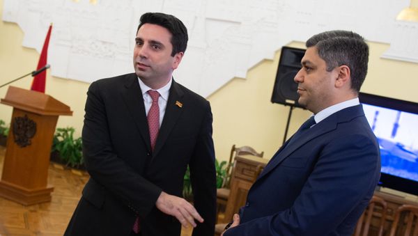 Вице-спикер парламента Ален Симонян и глава СНБ Артур Ванецян во время приема в посольстве России, приуроченном к 23 февраля (21 февраля 2019). Еревaн - Sputnik Армения