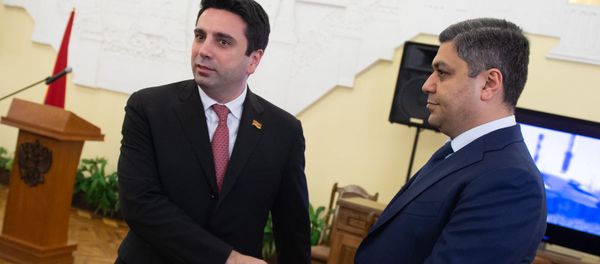 Вице-спикер парламента Ален Симонян и глава СНБ Артур Ванецян во время приема в посольстве России, приуроченном к 23 февраля (21 февраля 2019). Еревaн - Sputnik Армения