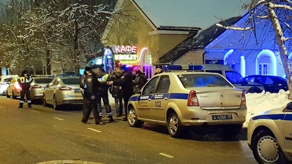 Сотрудники полиции у кафе Неолит, где произошел конфликт (15 февраля 2019). Москва - Sputnik Армения