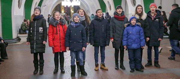 Участники Ты супер! устроили флешмоб в московском метро (22 февраля 2019). Москвa - Sputnik Армения