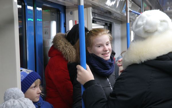 Участники Ты супер! устроили флешмоб в московском метро (22 февраля 2019). Москвa - Sputnik Армения