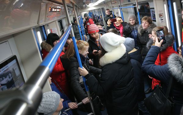Участники Ты супер! устроили флешмоб в московском метро (22 февраля 2019). Москвa - Sputnik Армения