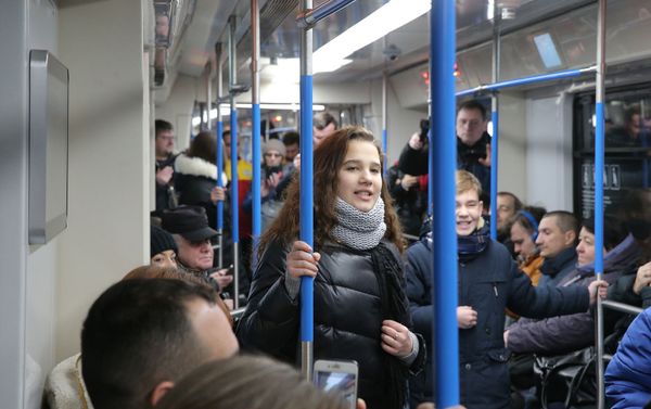Участники Ты супер! устроили флешмоб в московском метро (22 февраля 2019). Москвa - Sputnik Армения