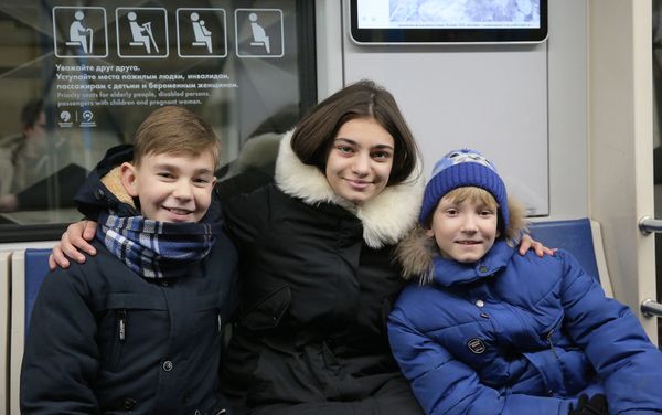 Участники Ты супер! устроили флешмоб в московском метро (22 февраля 2019). Москвa - Sputnik Армения