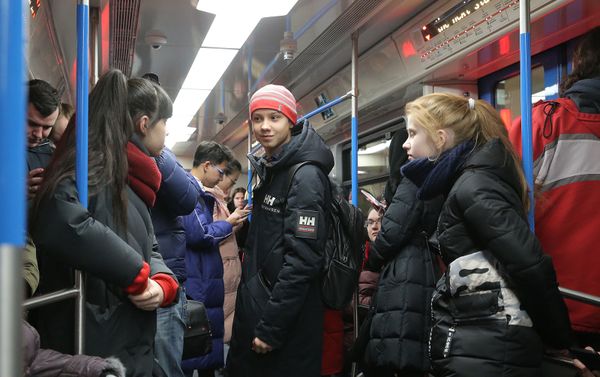 Участники Ты супер! устроили флешмоб в московском метро (22 февраля 2019). Москвa - Sputnik Армения