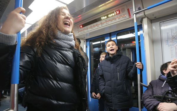 Участники Ты супер! устроили флешмоб в московском метро (22 февраля 2019). Москвa - Sputnik Армения