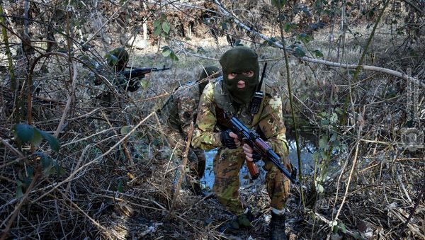 Армянский военнослужащий во время военных учений - Sputnik Армения