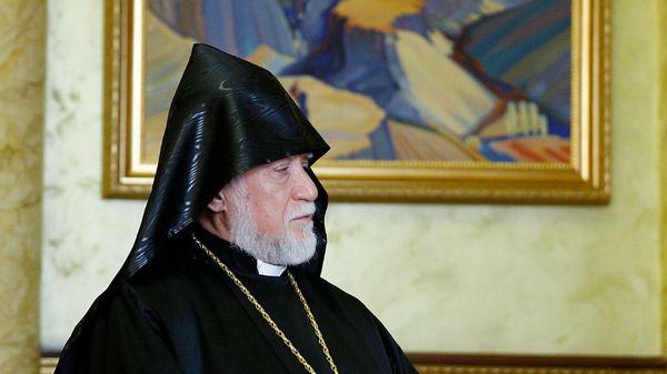 Католикос Великого Дома Киликийского Арам Первый на встрече с премьер-министром Никoлом Пaшиняном и Катoликосом всех армян Гарегином Втoрым (22 февраля 2019). Еревaн - Sputnik Армения