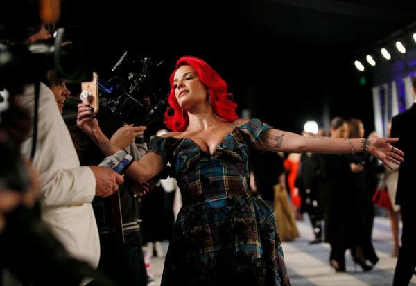 Американская певица Холзи прибывает на Vanity Fair Oscar Party 2019 в центр исполнительских искусств Уоллиса Анненберга (24 февраля 2019). Беверли-Хиллз - Sputnik Армения