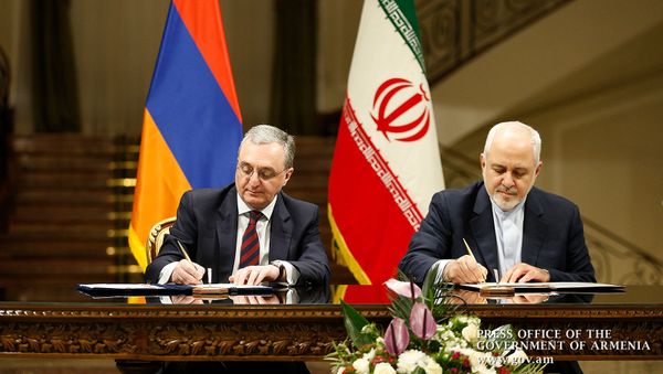Главы МИД Армении и Ирана Зограб Мнацаканян и Мохаммад Джавад Зариф подписывают меморандум о сотрудничестве (27 февраля 2019). Тегеран - Sputnik Армения