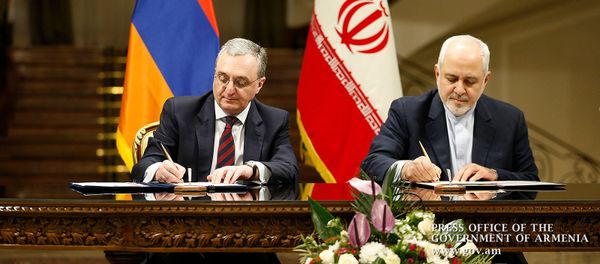 Главы МИД Армении и Ирана Зограб Мнацаканян и Мохаммад Джавад Зариф подписывают меморандум о сотрудничестве (27 февраля 2019). Тегеран Главы МИД Армении и Ирана Зограб Мнацаканян и Мохаммад Джавад Зариф подписывают меморандум о сотрудничестве (27 февраля 2019). Тегеран - Sputnik Армения