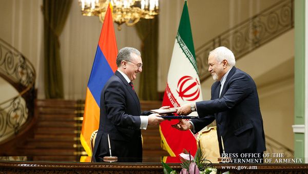 Главы МИД Армении и Ирана Зограб Мнацаканян и Мохаммад Джавад Зариф подписывают меморандум о сотрудничестве (27 февраля 2019). Тегеран - Sputnik Армения