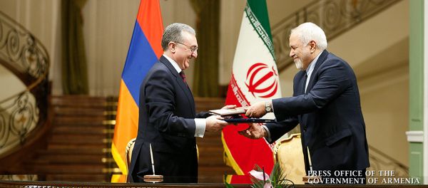 Главы МИД Армении и Ирана Зограб Мнацаканян и Мохаммад Джавад Зариф подписывают меморандум о сотрудничестве (27 февраля 2019). Тегеран - Sputnik Армения