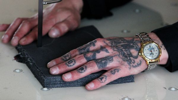 Осужденный исправительной колонии № 22 ГУФСИН России по Приморскому краю в поселке Волчанец во время работы в швейном цехе - Sputnik Армения