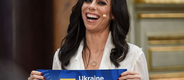 Телеведущая Филомена Каутела с табличкой Украины на жеребьевке полуфинала конкурса Евровидение (29 января 2018). Лиссабон - Sputnik Армения