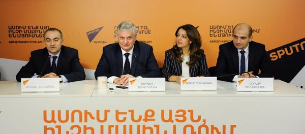 Пресс-конференция по теме открытия первой международной научно-образовательной школы в Дилижане Пресс-конференция по теме открытия первой международной научно-образовательной школы в Дилижане - Sputnik Армения