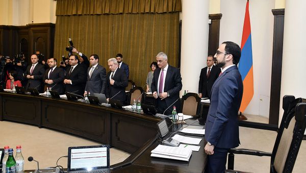 Члены правительства почтили минутой молчания память жертв Сумгаитских погромов во время заседания правительства (28 февраля 2019). Еревaн Члены правительства почтили минутой молчания память жертв Сумгаитских погромов во время заседания правительства (28 февраля 2019). Еревaн - Sputnik Армения