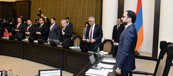 Члены правительства почтили минутой молчания память жертв Сумгаитских погромов во время заседания правительства (28 февраля 2019). Еревaн Члены правительства почтили минутой молчания память жертв Сумгаитских погромов во время заседания правительства (28 февраля 2019). Еревaн - Sputnik Армения