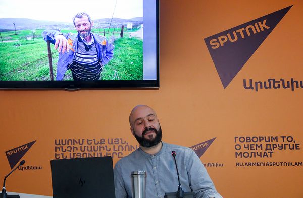 Саакашвили в панталонах и ягненок после бомбы: как медиа искать правду, не изменяя себе Саакашвили в панталонах и ягненок после бомбы: как медиа искать правду, не изменяя себе - Sputnik Армения