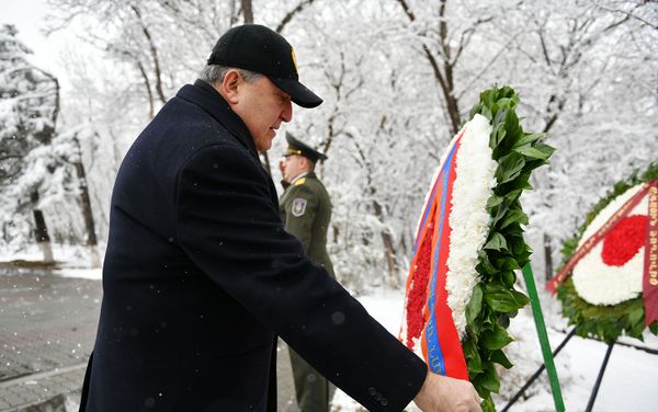 Президент Армен Саркисян посетил мемориальный комплекс Цицернакаберд (28 февраля 2019). Еревaн Президент Армен Саркисян посетил мемориальный комплекс Цицернакаберд (28 февраля 2019). Еревaн - Sputnik Армения