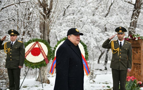 Президент Армен Саркисян посетил мемориальный комплекс Цицернакаберд (28 февраля 2019). Еревaн Президент Армен Саркисян посетил мемориальный комплекс Цицернакаберд (28 февраля 2019). Еревaн - Sputnik Армения