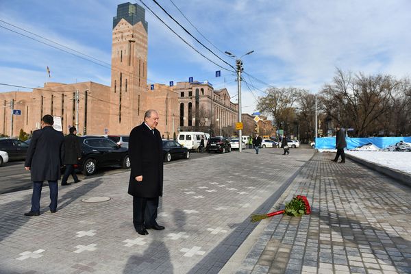 Армен Саркисян отдал дань памяти жертвам 1 марта и возложил цветы к памятнику Мясникяна Армен Саркисян отдал дань памяти жертвам 1 марта и возложил цветы к памятнику Мясникяна - Sputnik Армения