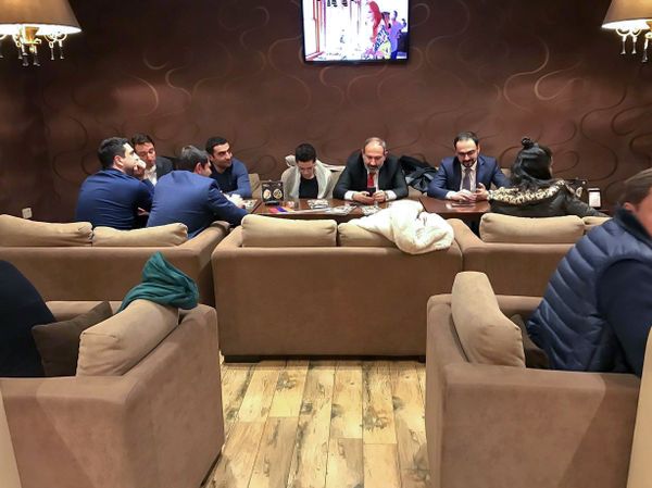 Вечер первого марта Пашинян с женой и соратниками провел в кафе - фото Вечер первого марта Пашинян с женой и соратниками провел в кафе - фото - Sputnik Армения