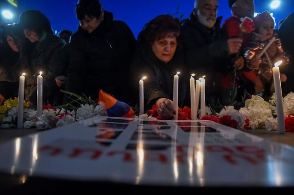 Քաղաքացիները ծաղիկներ են դնում և մոմեր վառում 2008թ-ի մարտի 1-ի դեպքերի զոհերի հիշատակին - Sputnik Արմենիա